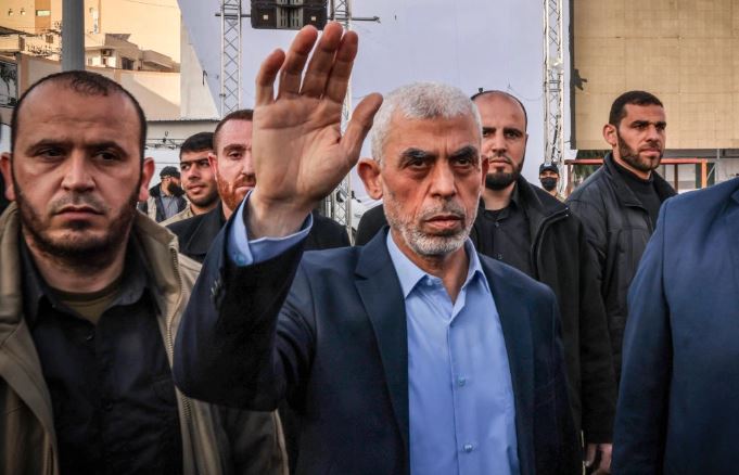 Yahya al-Sinwar (C), saluda a sus seguidores a su llegada a un mitin de Hamás con motivo del Día de Al-Quds, Jerusalén, en la ciudad de Gaza, el 14 de abril de 2023. (Mohammed Abed/AFP vía Getty Images)