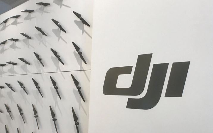 El logotipo del fabricante chino de drones DJI se ve en la oficina de la compañía en Nueva York el 11 de agosto de 2017. (Alwyn Scott/Reuters)