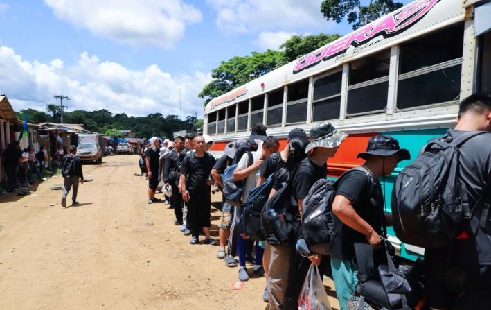 Migrante chino sube a un autobús en Canaán Membrillo en Panamá en julio de 2024. (Oscar Ramírez/The Epoch Times)