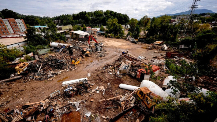 Escombros tras el huracán Helene en Asheville, Carolina del Norte, el 30 de septiembre de 2024. (Mike Stewart/AP Photo)