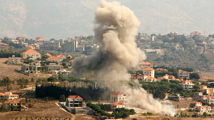 El humo se eleva desde el lugar de un ataque aéreo israelí que tuvo como objetivo la aldea de Khiam, en el sur del Líbano, el 13 de octubre de 2024, en medio de la continua guerra entre Hezbolá e Israel. (AFP vía Getty Images)