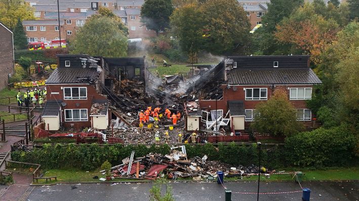 La escena en Violet Close luego de que un niño de 7 años y un adulto murieran tras una gran explosión en la calle residencial durante la noche, en Benwell, Newcastle-Upon-Tyne, Inglaterra, el miércoles 16 de octubre de 2024. (Owen Humphreys/PA vía AP)