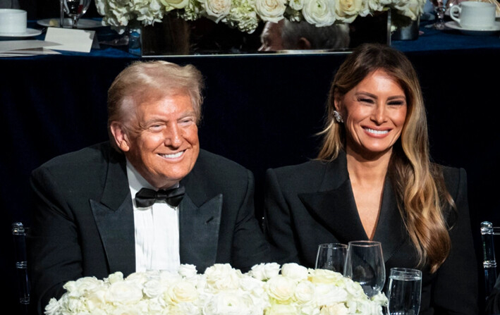 El candidato presidencial republicano, el expresidente Donald Trump, y Melania Trump en la 79.° cena anual de la Fundación Alfred E. Smith Memorial, en el New York Hilton Midtown, el 17 de octubre de 2024. (Samira Bouaou/The Epoch Times)