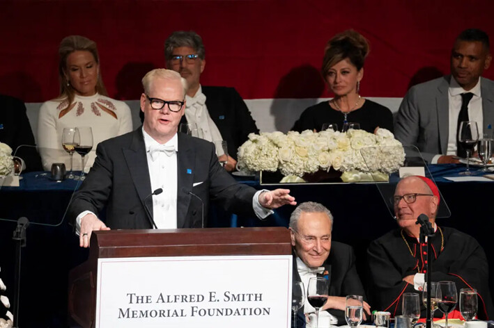 El cómico Jim Gaffigan habla en la 79.° Cena Anual de la Fundación Alfred E. Smith Memorial, en el New York Hilton Midtown de Nueva York, el 17 de octubre de 2024. (Samira Bouaou/The Epoch Times)