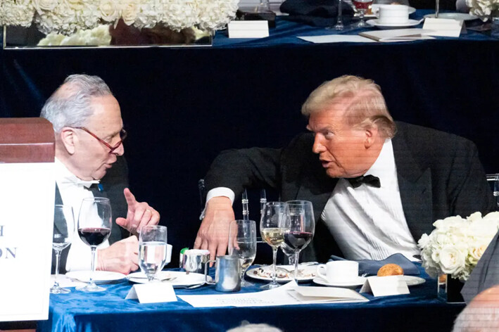 El expresidente Donald Trump (der.) y el senador Chuck Schumer (izq.) charlan en la 79.° Cena Anual de la Fundación Alfred E. Smith Memorial, en el New York Hilton Midtown, el 17 de octubre de 2024. (Samira Bouaou/The Epoch Times)