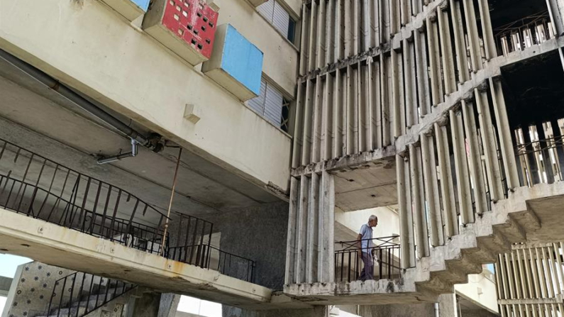 Fotografía del 6 de octubre de 2024 de un hombre caminando en un edificio sin corriente eléctrica en La Habana (Cuba). EFE/ Ernesto Mastrascusa
