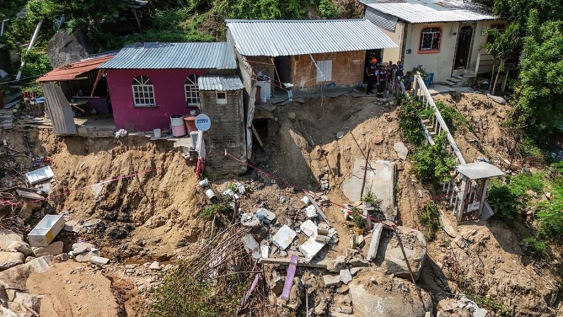 Fotografía aérea del 16 de octubre de 2024 de casas afectadas en colonia Ampliación Libertad, tras el paso del huracán 'John', en el balneario de Acapulco en el estado de Guerrero (México). EFE/David Guzmán