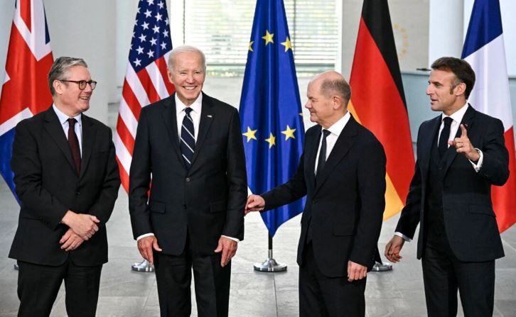 (De izq. a dcha.) El primer ministro británico, Keir Starmer, el presidente estadounidense, Joe Biden, el canciller alemán, Olaf Scholz, y el presidente francés, Emmanuel Macron, posan para una foto al comienzo de su «reunión Quad» en la Cancillería de Berlín, el 18 de octubre de 2024. (Tobias Schwarz/AFP vía Getty Images)