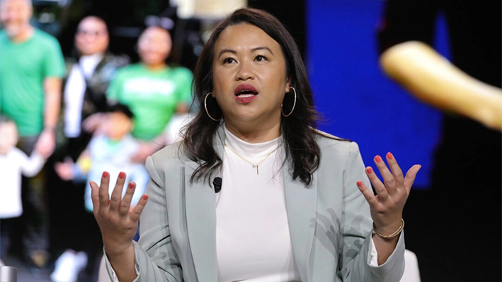 La alcaldeza de Oakland, Sheng Thao, habla en el escenario de la Cumbre del Mes de la Herencia de la TAAF en The Glasshouse, Nueva York, el 2 de mayo de 2024. (JP Yim/Getty Images para la Asian American Foundation)