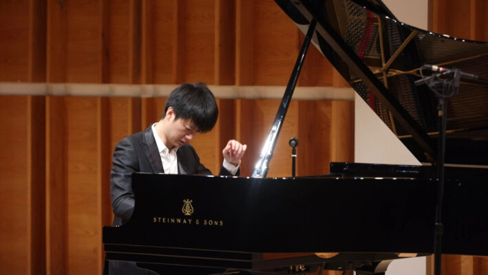 Ching-Yi Lin, de Taiwán, actúa en las semifinales del 7º Concurso Internacional de Piano del NTD en el Merkin Hall del Kaufman Music Center de Nueva York el 17 de octubre de 2024. (Zhang Xuehui/The Epoch Times). 
