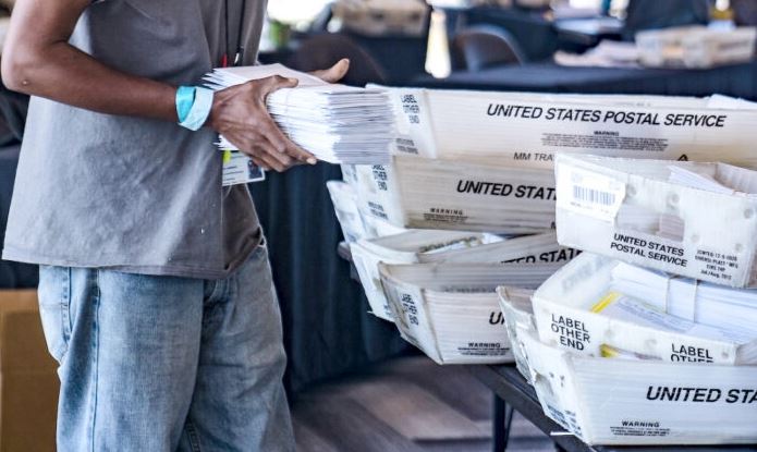 Un trabajador electoral procesa los votos por correo en Atlanta el 2 de noviembre de 2020. (Megan Varner/Getty Images)