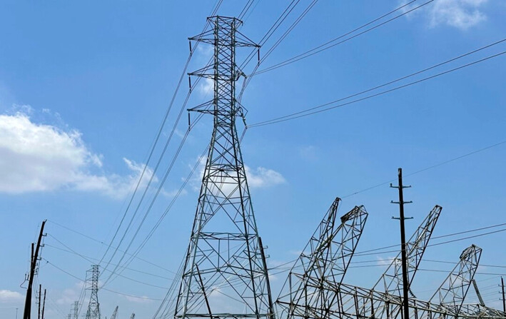 Las líneas de transmisión eléctrica se retorcieron y cayeron después de que poderosas tormentas azotaran el área de Houston en Cypress, Texas, el 18 de mayo de 2024. (Mark Vancleave/Foto AP)