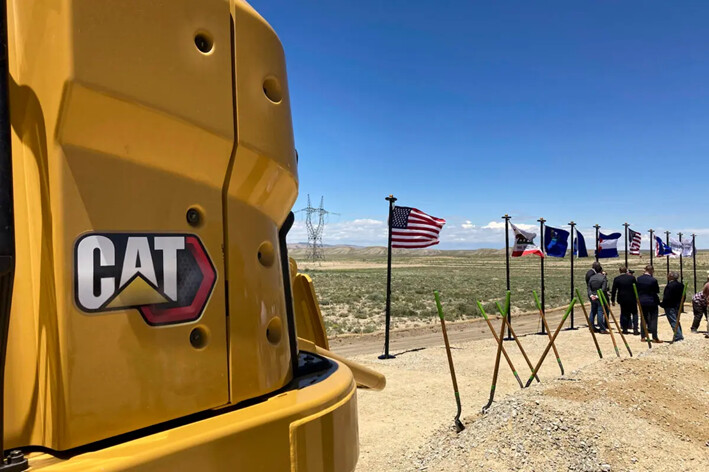 Maquinaria pesada en la ceremonia de colocación de la primera piedra del proyecto de línea de transmisión TransWest Express al sur de Rawlins, Wyoming, el 20 de junio de 2023. (Mead Gruver /AP Photo)