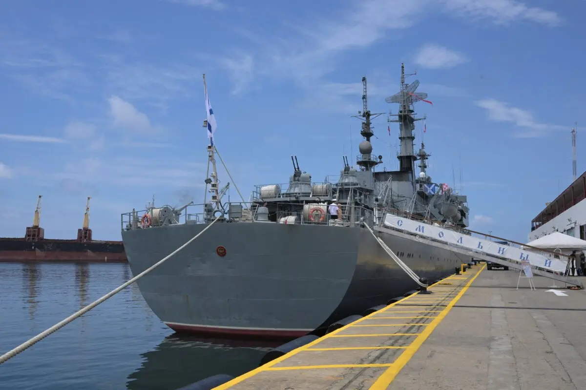 El buque escuela ruso Smolny de la Flota del Báltico permanece anclado en un muelle del puerto de La Guaira, Venezuela, el 6 de agosto de 2024. (Yuri Cortez/AFP vía Getty Images)