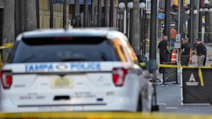 Oficiales de policía de Tampa se paran en la calle en la ciudad de Ybor de Tampa, Florida, el 29 de octubre de 2023. (Chris O'Meara/AP Photo)