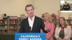 Newsom firma nuevas leyes para hacer de California el «mejor estado para criar una familia»