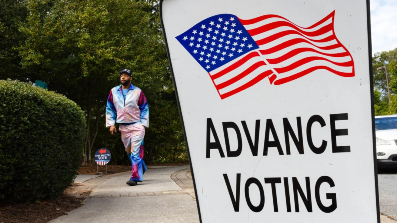 Votantes acuden a las urnas en Smyrna, GA, el 15 de octubre de 2024. (John Fredricks/The Epoch Times)