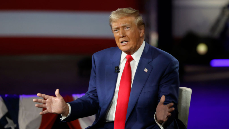 El expresidente Donald Trump participa en un ayuntamiento de Fox News con Sean Hannity en el New Holland Arena el 4 de septiembre de 2024, en Harrisburg, Pensilvania. (Kevin Dietsch/Getty Images)