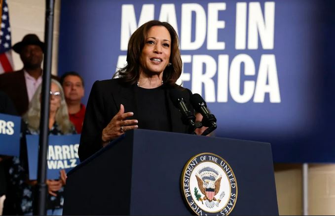 La vicepresidenta de EE.UU. y candidata presidencial demócrata Kamala Harris habla durante un acto de campaña en el Local 652 de la UAW en el Aeropuerto Internacional de la Región Capital en Lansing, Michigan, el 18 de octubre de 2024. (Foto de JEFF KOWALSKY / AFP)