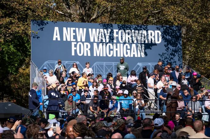 Asistentes al discurso de la candidata presidencial demócrata y vicepresidenta Kamala Harris en Grand Rapids, Michigan, el 18 de octubre de 2024. (Madalina Vasiliu/The Epoch Times)