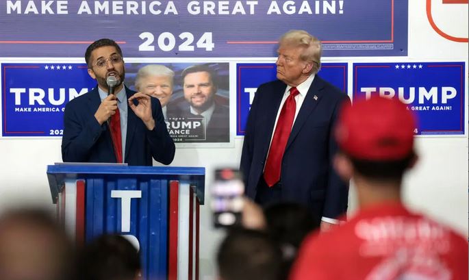 El alcalde de Hamtramck, Amer Ghalib, presenta al candidato presidencial republicano, el expresidente Donald Trump, mientras Trump visita una oficina de campaña en Hamtramck, Michigan, el 18 de octubre de 2024. (Win McNamee/Getty Images)