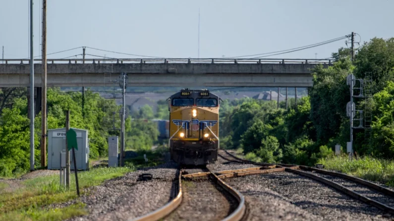 Un tren de carga de Union Pacific en una foto de archivo. (Brandon Bell/Getty Images)





