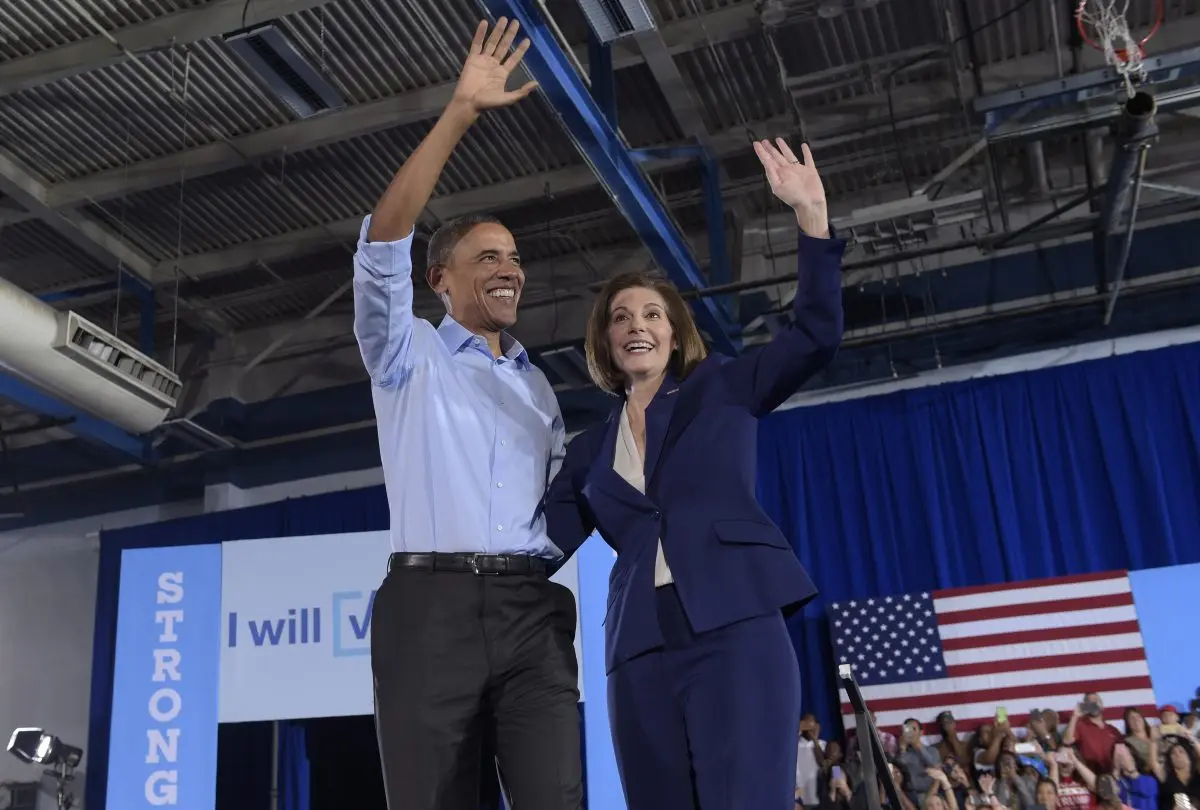 El expresidente Barack Obama y la senadora Catherine Cortez Masto (D-Nevada) durante un mitin de campaña en octubre de 2016 en el instituto Cheyenne de North Las Vegas, Nevada. (Susan Walsh/Foto AP)