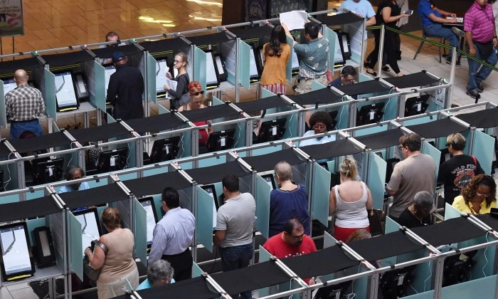 La gente emite votos en el primer día de votación anticipada en Las Vegas el 20 de octubre de 2018. (Ethan Miller/Getty Images)