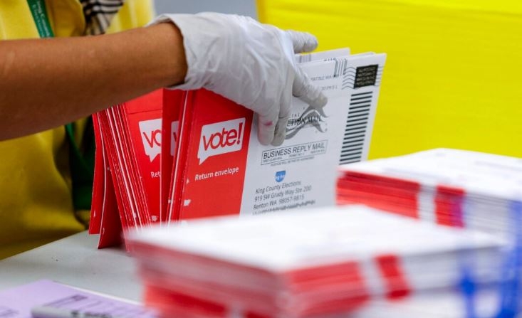 Un trabajador electoral abre sobres que contienen papeletas de voto por correo para las primarias del estado de Washington del 4 de agosto de 2020. (Jason Redmond/AFP vía Getty Images)