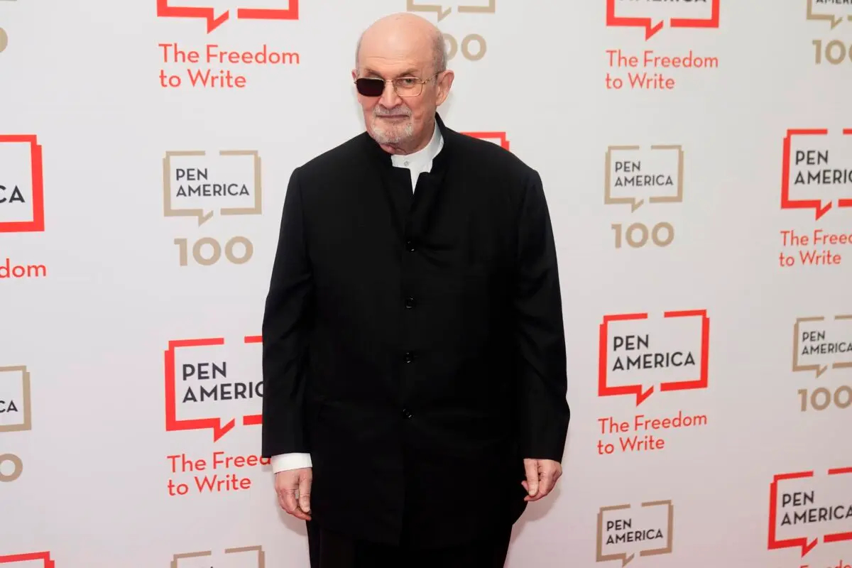 El escritor Salman Rushdie asiste a la Gala Literaria PEN America 2023 en Nueva York el 18 de mayo de 2023. (Frank Franklin II/Foto AP)