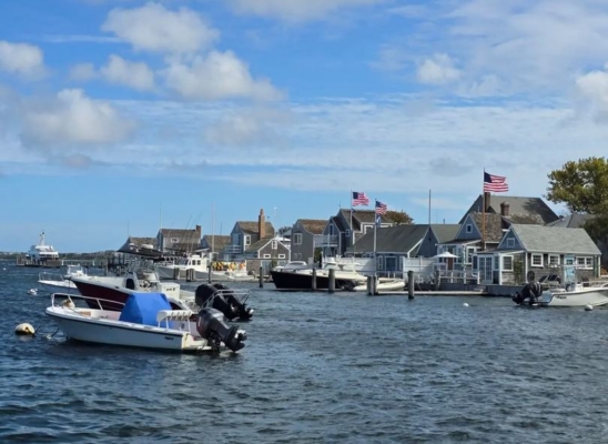 Una lancha motora amarrada en el puerto de la isla de Nantucket el 2 de octubre de 2024. (Allan Stein/The Epoch Times)