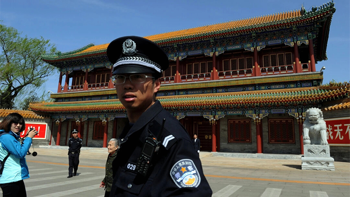 Un policía chino monta guardia frente a Zhongnanhai, sede central del Partido Comunista Chino, tras la destitución del político Bo Xilai del poderoso Politburó del país, en Beijing, el 11 de abril de 2012. (Mark Ralston/AFP vía Getty Images)