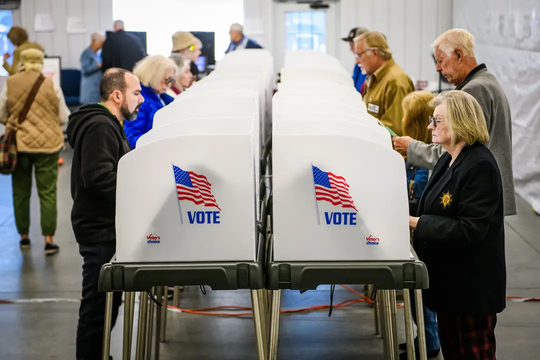 Votantes hacen sus selecciones en cabinas de votación dentro de un centro de votación anticipada en Hendersonville, Carolina del Norte, el 17 de octubre de 2024. (Melissa Sue Gerrits/Getty Images)