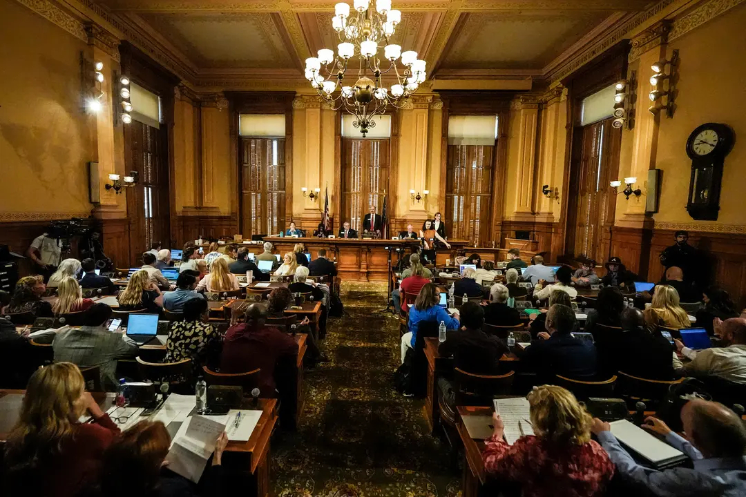 Miembros de la Junta Electoral Estatal de Georgia discuten propuestas sobre cambios en las reglas electorales en el capitolio estatal en Atlanta el 20 de septiembre de 2024. (Mike Stewart/Foto AP)