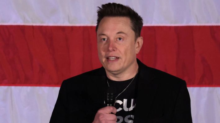 El fundador de SpaceX y Tesla, Elon Musk, habla durante un mitin del expresidente Donald Trump en el Greater Philadelphia Expo Center & Fairgrounds en Oaks, Pensilvania, el 18 de octubre de 2024. (Alex Wong/Getty Images)