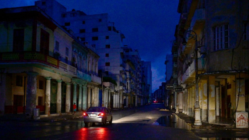 Un automóvil circula por una calle durante un apagón nacional provocado por un fallo en la red eléctrica en La Habana (Cuba), el 19 de octubre de 2024. (Adalberto Roque/AFP vía Getty Images)