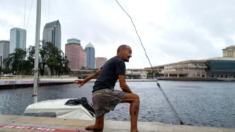 Arrestan al hombre que prometió resistir dentro de su barco los huracanes de Florida