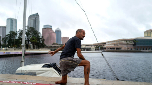 Arrestan al hombre que prometió resistir dentro de su barco los huracanes de Florida