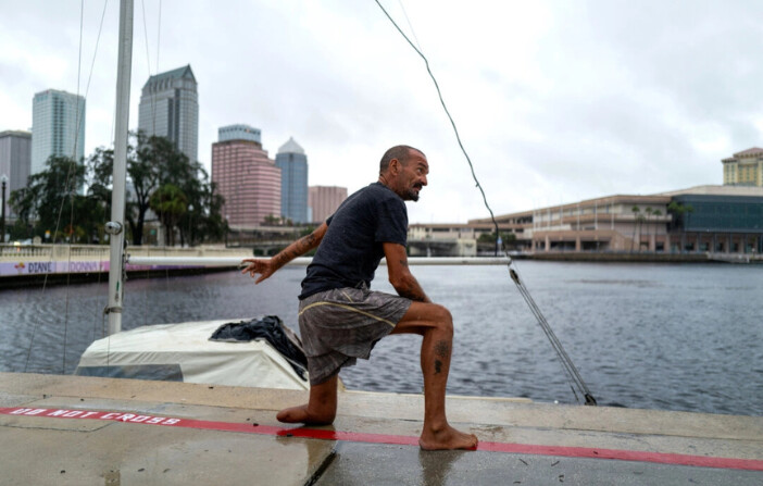 La policía de Tampa intenta persuadir a Joseph Malinowsky, apodado «Teniente Dan», de que abandone su barco por su seguridad mientras Tampa se prepara para la llegada del huracán Milton en Tampa, Florida, el 9 de octubre de 2024. (Spencer Platt/Getty Images).