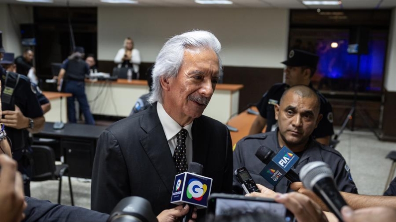 El periodista José Rubén Zamora habla con periodistas el 18 de octubre de 2024 en Ciudad de Guatemala (Guatemala). EFE/ David Toro