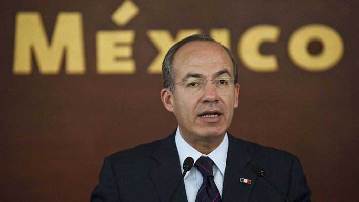 El presidente mexicano Felipe Calderón y el procurador general Arturo Chávez (fuera de cuadro) ofrecen una conferencia de prensa para anunciar la renuncia de Chávez, en la residencia presidencial de Los Pinos, en la Ciudad de México, el 31 de marzo de 2011. (Schemidt/AFP vía Getty Images)