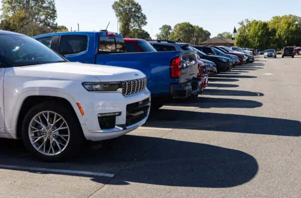 Personas que votan anticipadamente llenan un estacionamiento cerca de un centro de votación en Kannapolis, Carolina del Norte, el 17 de octubre de 2024. (John Fredricks/The Epoch Times)