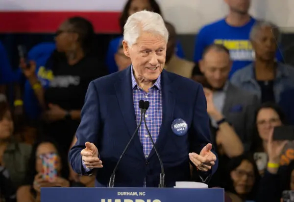 El expresidente Bill Clinton habla en Durham, Carolina del Norte, el 17 de octubre de 2024. (John Fredricks/The Epoch Times)