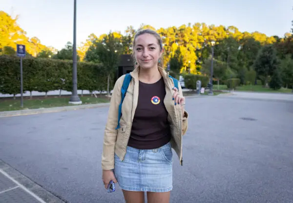 Dana Baca, estudiante de la Universidad de Duke, termina de depositar su voto en Durham, Carolina del Norte, el 17 de octubre de 2024. (John Fredricks/The Epoch Times)