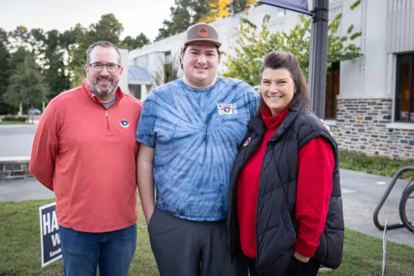 Tim, Noah y Kelli Mason votan en Durham, Carolina del Norte, el 17 de octubre de 2024. (John Fredricks/The Epoch Times)