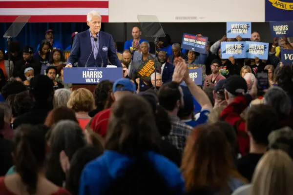 El expresidente Bill Clinton habla en Durham, Carolina del Norte, el 17 de octubre de 2024. (John Fredricks/The Epoch Times)