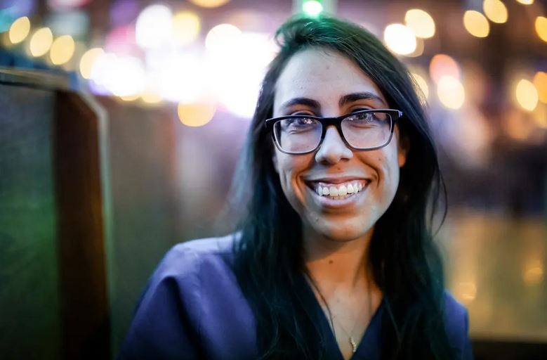 Malia Shirley, partidaria de Trump, se prepara para ver el debate de candidatos a la vicepresidencia, en Omaha, el 1 de octubre de 2024. (John Fredricks/The Epoch Times)