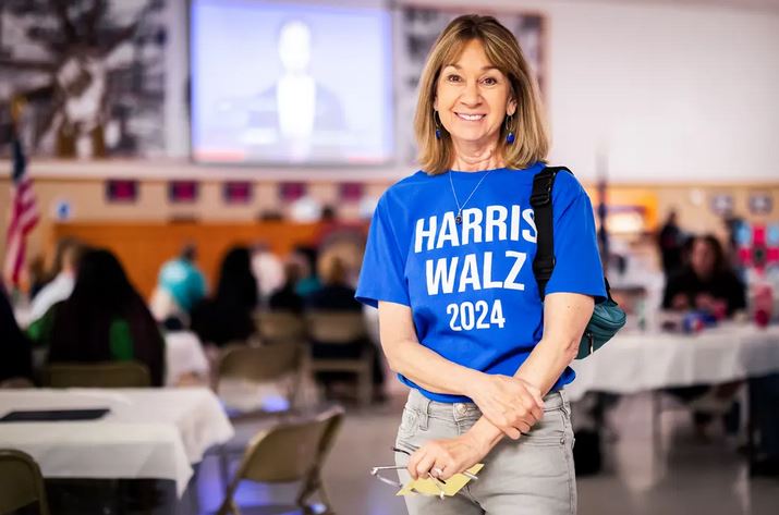 Amy O'Connor, quien apoya a la vicepresidenta Kamala Harris, observa el debate vicepresidencial en Omaha el 1 de octubre de 2024. (John Fredricks/The Epoch Times)