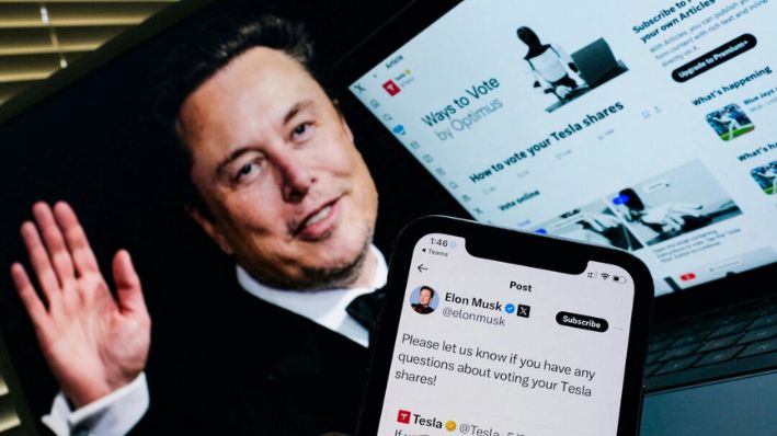 Esta imagen de ilustración creada el 12 de junio de 2024, en Los Ángeles, muestra la campaña del empresario Elon Musk lanzada en X antes de una reunión de accionistas de Tesla delante de su foto en una pantalla. (Chris Delmas/AFP vía Getty Images)