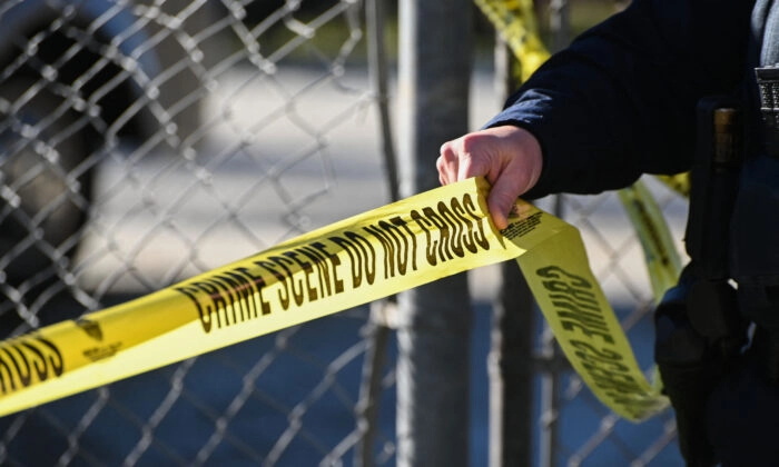 Un oficial de la ley coloca cinta policial en una escena del crimen en una foto de archivo. (Samantha Laurey/AFP vía Getty Images)